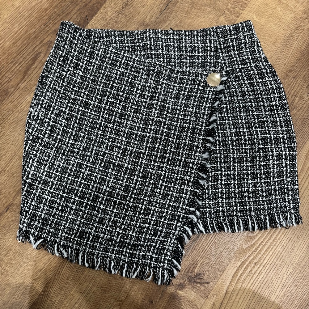 H&M Chic Black and White Tweed Like Skirt